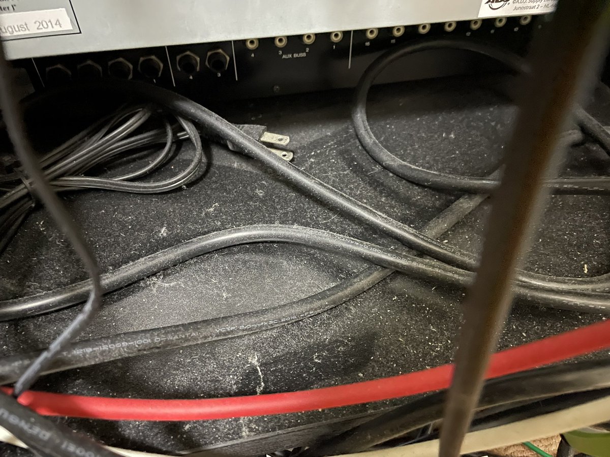 nasu_lab's tweet photo. ラック裏に溜まる埃気になりませんか？

それを解決するパーツを開発しています！
引用元の結果で、即商品化❗️

#DTMerと繋がりたい #歌い手さんMIX師さん絵師さん動画師さんとPさんと繋がりたい #mix師さんと繋がりたい https://t.co/3WWJ3kXgHz