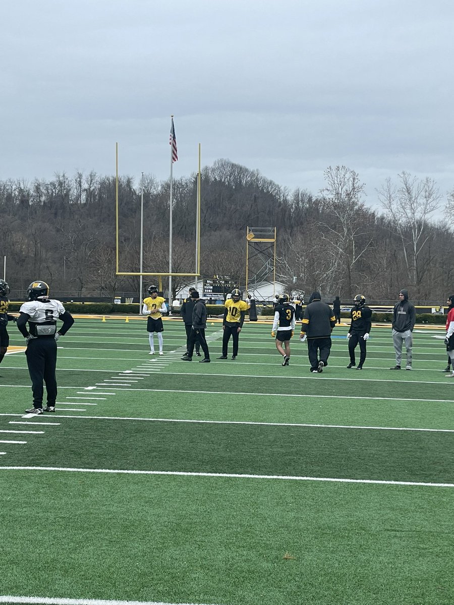 coachmonte91's tweet photo. Day 2 of spring practice https://t.co/KgvWb1CnPI