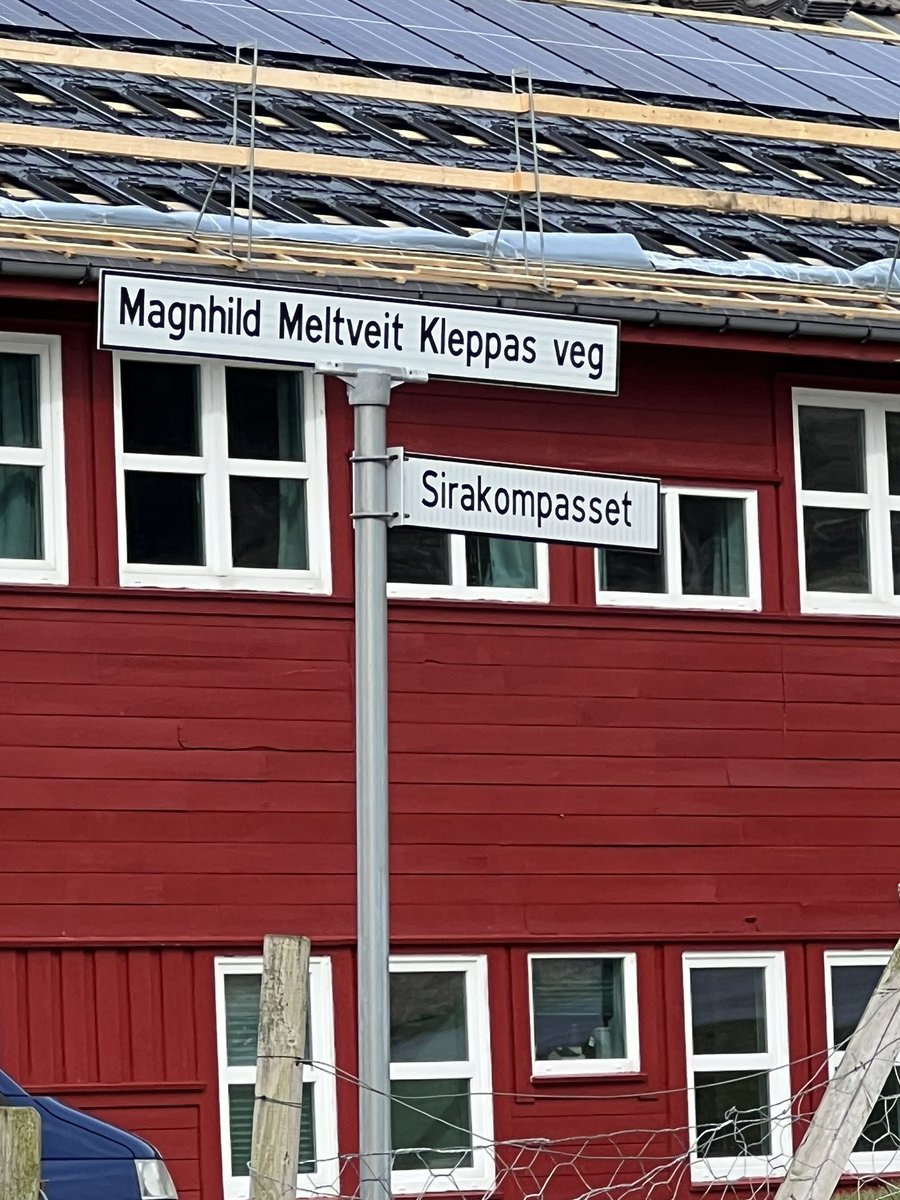 Nesvigen's tweet photo. For første gang på Utsira i dag. I tillegg til topplassering i TV-aksjonen er de også veldig gode på veinavn. https://t.co/RO3WP5v4gY
