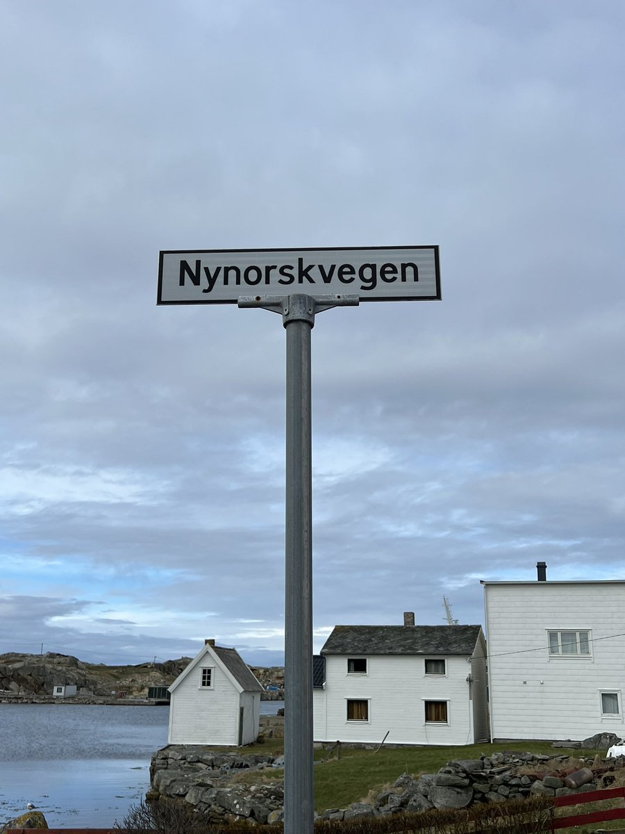 Nesvigen's tweet photo. For første gang på Utsira i dag. I tillegg til topplassering i TV-aksjonen er de også veldig gode på veinavn. https://t.co/RO3WP5v4gY