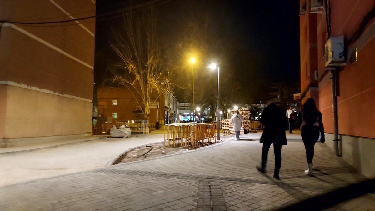 flory976's tweet photo. Hola ,en el barrio de la Elipa al parecer en Santa Felicidad por fin han empezado las obras de mejora ,sería genial si harían en este sitio tambien un parque cerrado para perros mientras los niños juegan nuestras mascotas puedan pasar el rato igual de bien ,espacio ay .Gracias https://t.co/xcfus43G2a