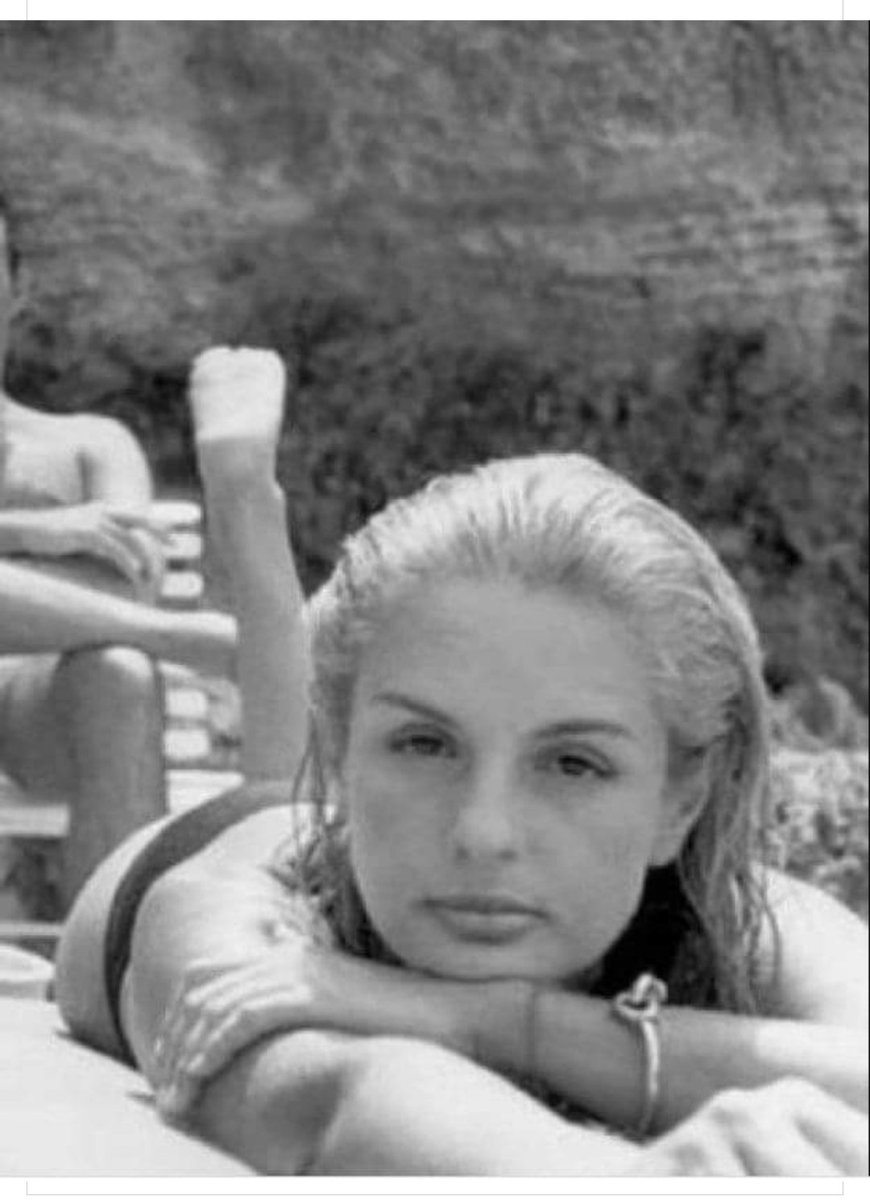 juanborrelli's tweet photo. 1976, En sus años mozos, bella y talentosa, orgullo de Venezuela. ¿De quién se trata? https://t.co/HJstDC6mAk