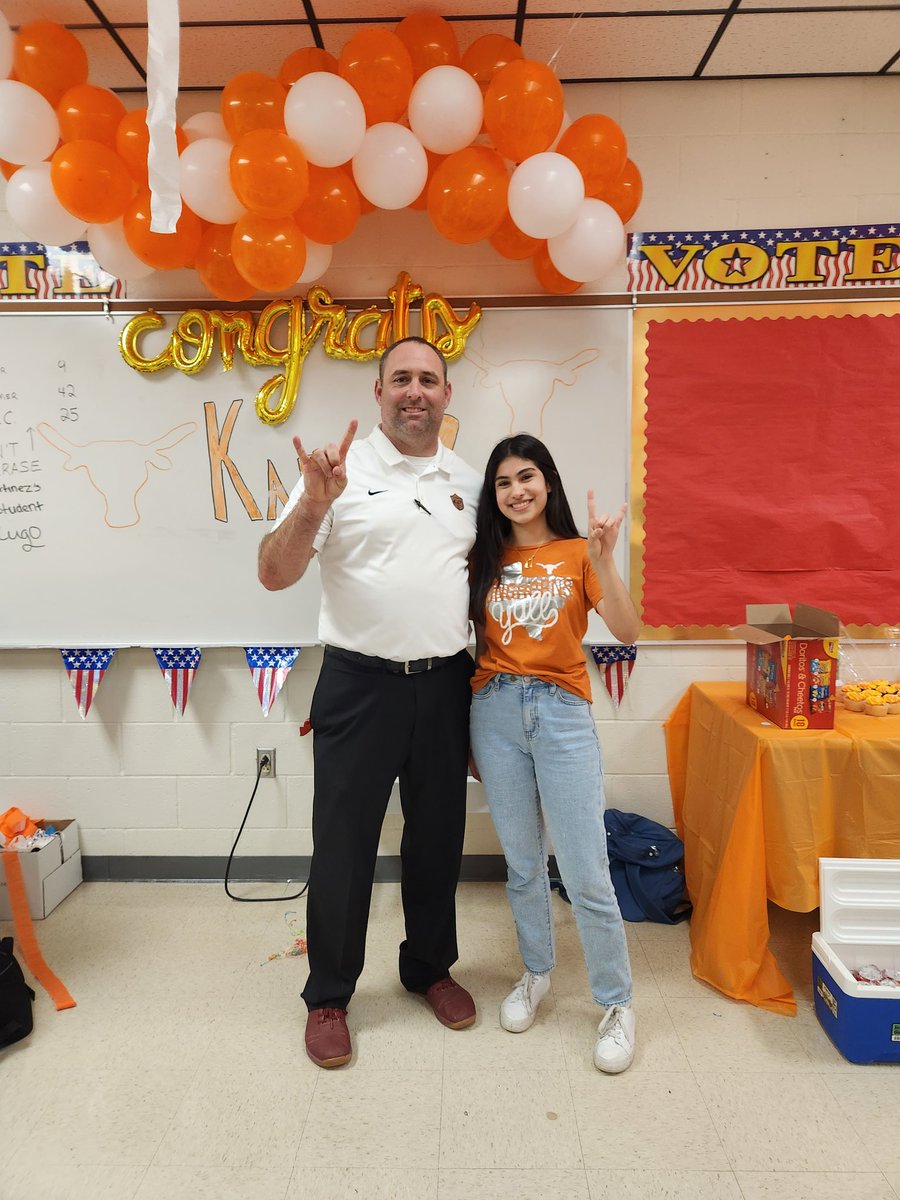 VeronicaMGaytan's tweet image. Celebrating our very own 40 Acres Scholar Award Recipient @karladaniiii, Karla Jimenez! Congratulations from the LFHS Student Council! 🧡🤘#fortyacresscholar #LFHS