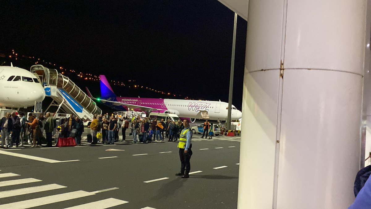 elmobe84's tweet photo. @wizzair We’re boarding now an hour late. Pretty disappointed. https://t.co/2obkqwF6Aq