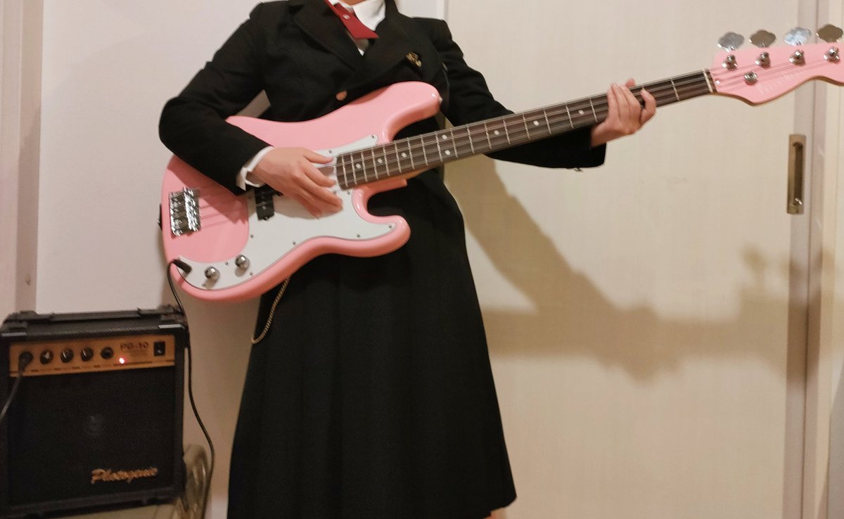 pekopeko1983's tweet photo. @otasukeya_0000 様より
初心者向けベース、アンプを頂きました⸜(*ˊᗜˋ*)⸝
ピンクがかわいいと娘も大喜び☺
いつか姉妹で音楽をやると意気込んでます🤣

素敵なプレゼントありがとうございました🎸
大切に使います✨
#ぺこ当選報告 https://t.co/3Efv6L8VSs