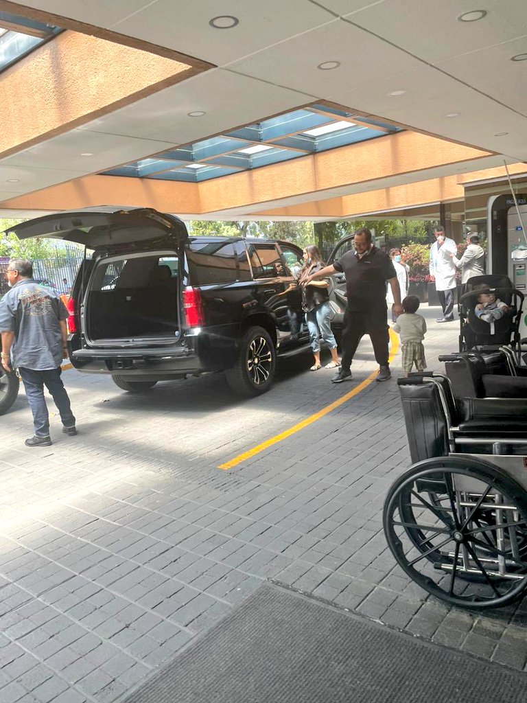 El hijo del presidente, yendo al IMSS, AH NO, es un hospital fifi. Que mal, teniendo un sistema de salud como Dinamarca va a endeudarse innecesariamente !!!