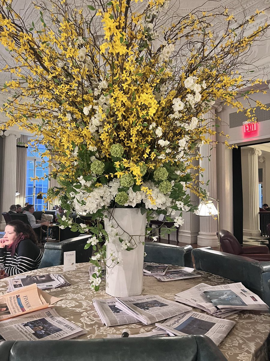 So when the Vols lose, you do a little work and then entertain yourself in NYC by taking your niece out to lunch  near Grand Central, heading to the @metmuseum, ending with a cocktail before a dinner with @Lucky_Dog5  @adamyoung473! And catching some flowers too!