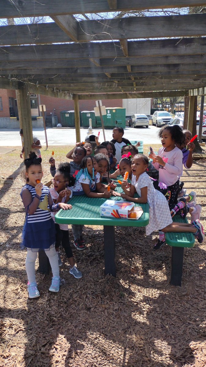 MsBrawnersClass's tweet photo. Spring has sprung! Let the warm sunshine and the popsicles begin! We love music, singing, and dancing... so of course, we had to add a little of our own flavor to the flavors! 🌼🤩 https://t.co/rvtKwKCIiS