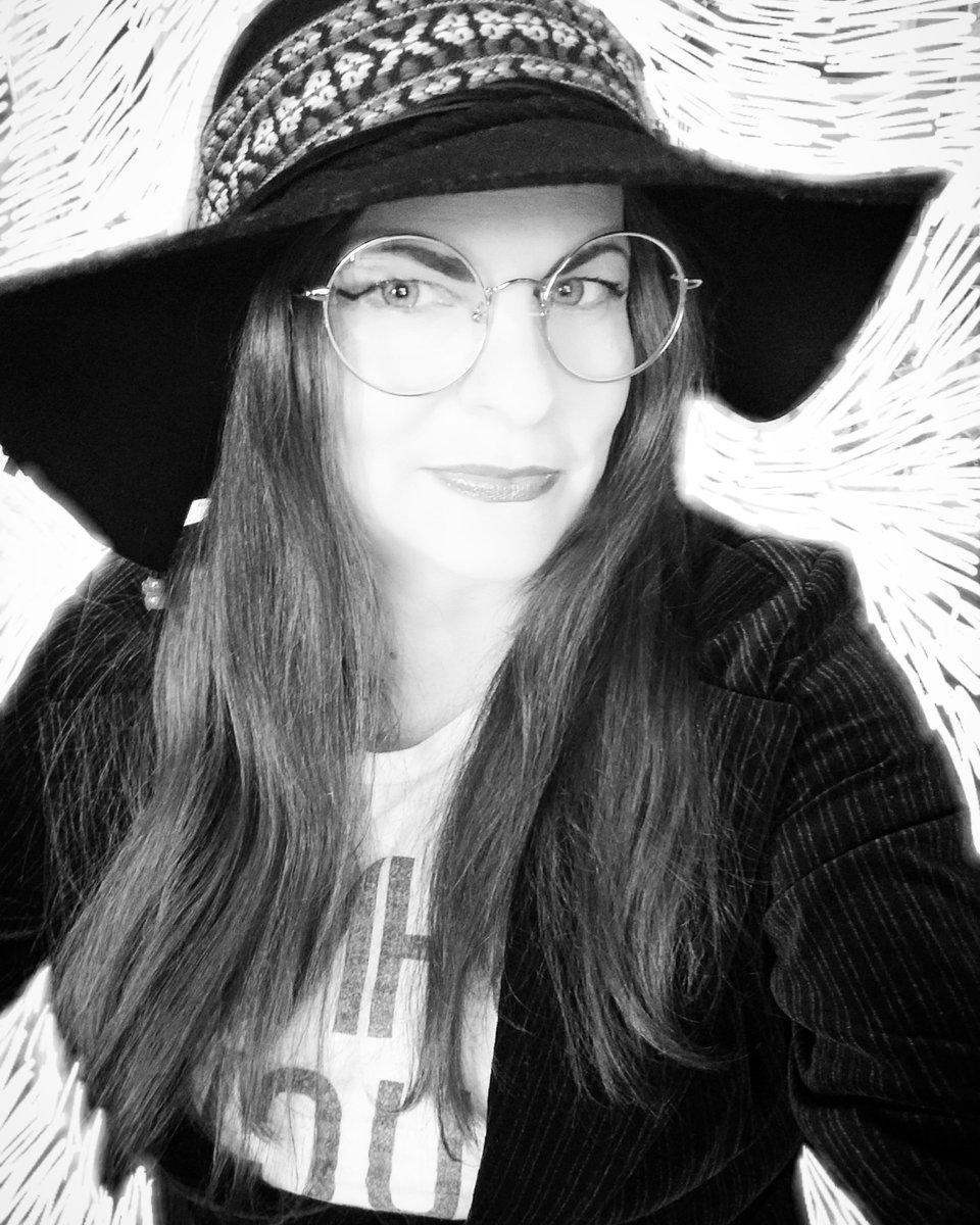 LisaMarieKing's tweet photo. New reading glasses. Feelin' arty at the party! 😎🤘🌟🎵 #handmade #handmadeintheuk #readers 
https://t.co/Ibm1v3NC5P https://t.co/GiUMZ2QkNP