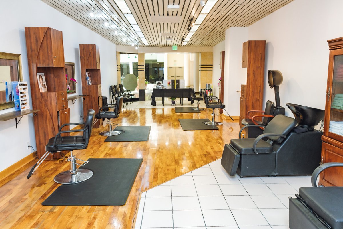 #FridayFinds — Glam up for the weekend at our new salon! Mary’s Beauty Island is a full-service family salon offering hair and spa services. 💇🏻‍♀️💇🏽💇🏿‍♂️

📍Located on Level 2 next to <a href="/DinosaursAmazed/">Wonder of Dinosaurs</a>.