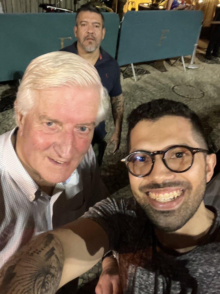 thisisgustavo's tweet photo. E eu que encontrei o Anthony Martin! Simpatia em pessoa! #coldplay #chrismartin #anthonymartin #coldplayrio #Coldplay2023 https://t.co/QCdfFzoHVT