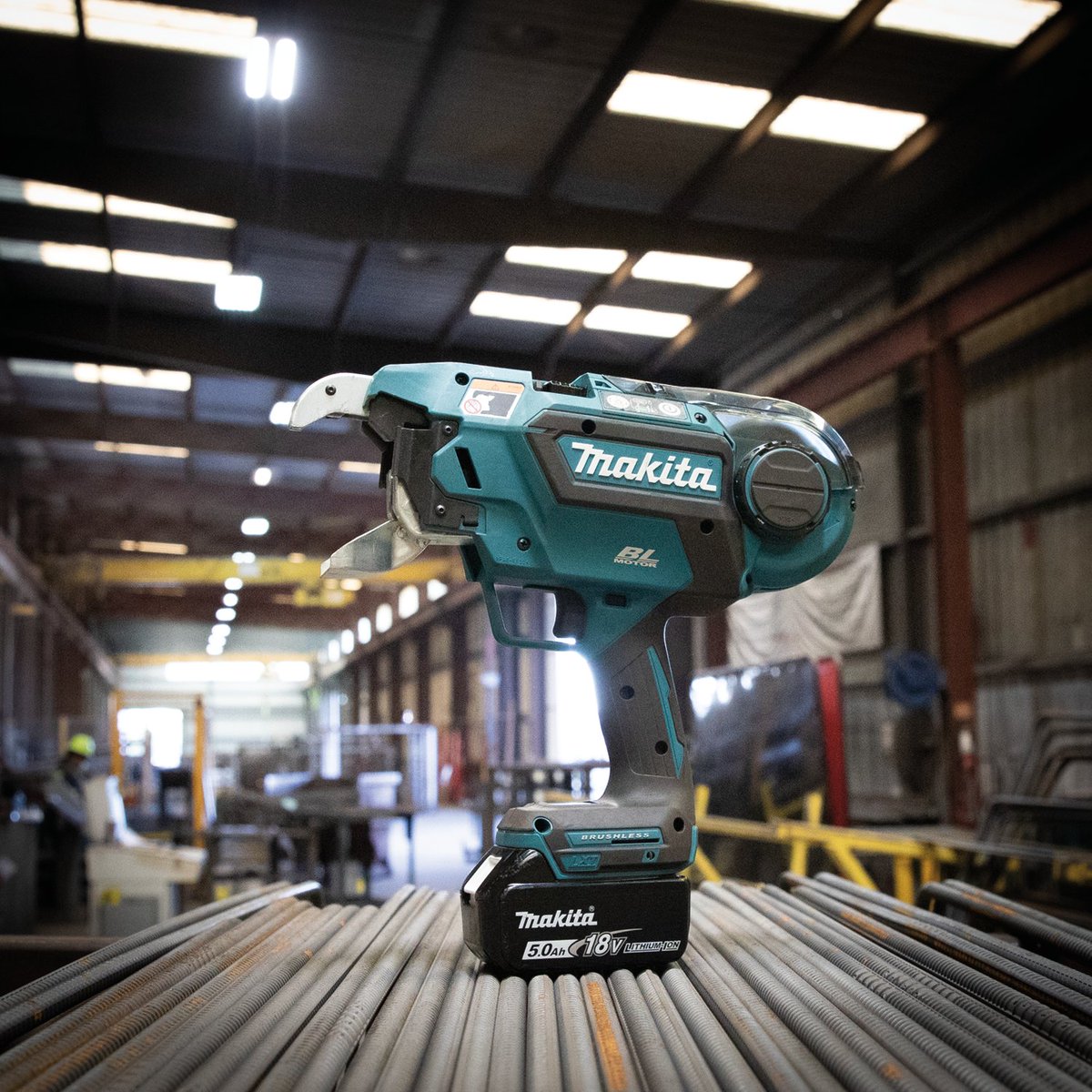 MakitaTools's tweet photo. The 18V LXT® Brushless Deep Capacity Rebar Tying Tool (XRT02TK) is a go-to for concrete workers. Gone are the days of tying rebar by hand, this tool increases worker efficiency. Just load up an LXT® battery and you are ready to go!
#makitatools #makitausa #makitalxt #xrt02 https://t.co/rDjQnVlrkp