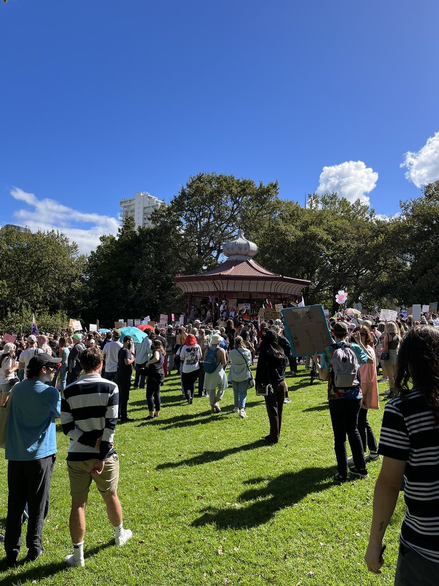 tylerh837's tweet photo. this is the rotunda posie parker was attempting to speak at in auckland, lol. lmao https://t.co/YTN8zY6NhJ