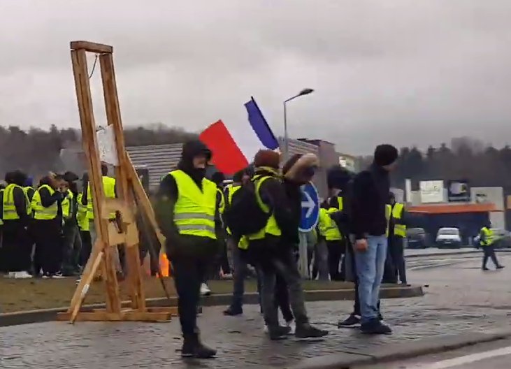 PCUSA2016's tweet photo. Macron decided to cancel King Charles III's visit to France due to the current uprising. You can't blame him. It would bring back very bad memories🔥🇨🇵🔥✊✊⤵️#macron #greve28mars #revolution2023 #Macron13h #frapay #Macron #france #stadedefrance #ToutCramer #ReformesDesRetraites https://t.co/facx1fwO2N