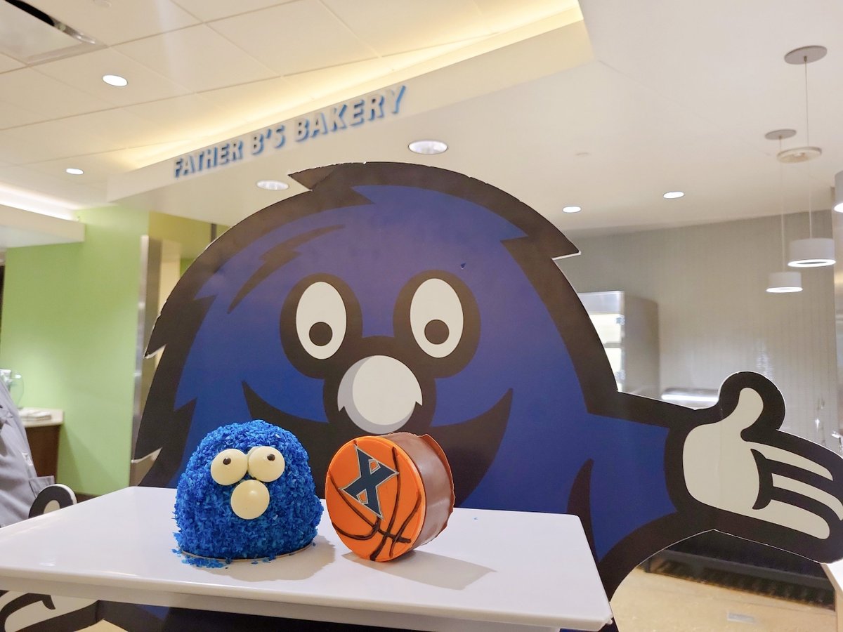 xavierdining's tweet photo. Xavier Dining showing our Xavier spirit. #Xavier #LetsGoX #MarchMadness #ChartwellsHigherEd https://t.co/fH3C88mRJ7