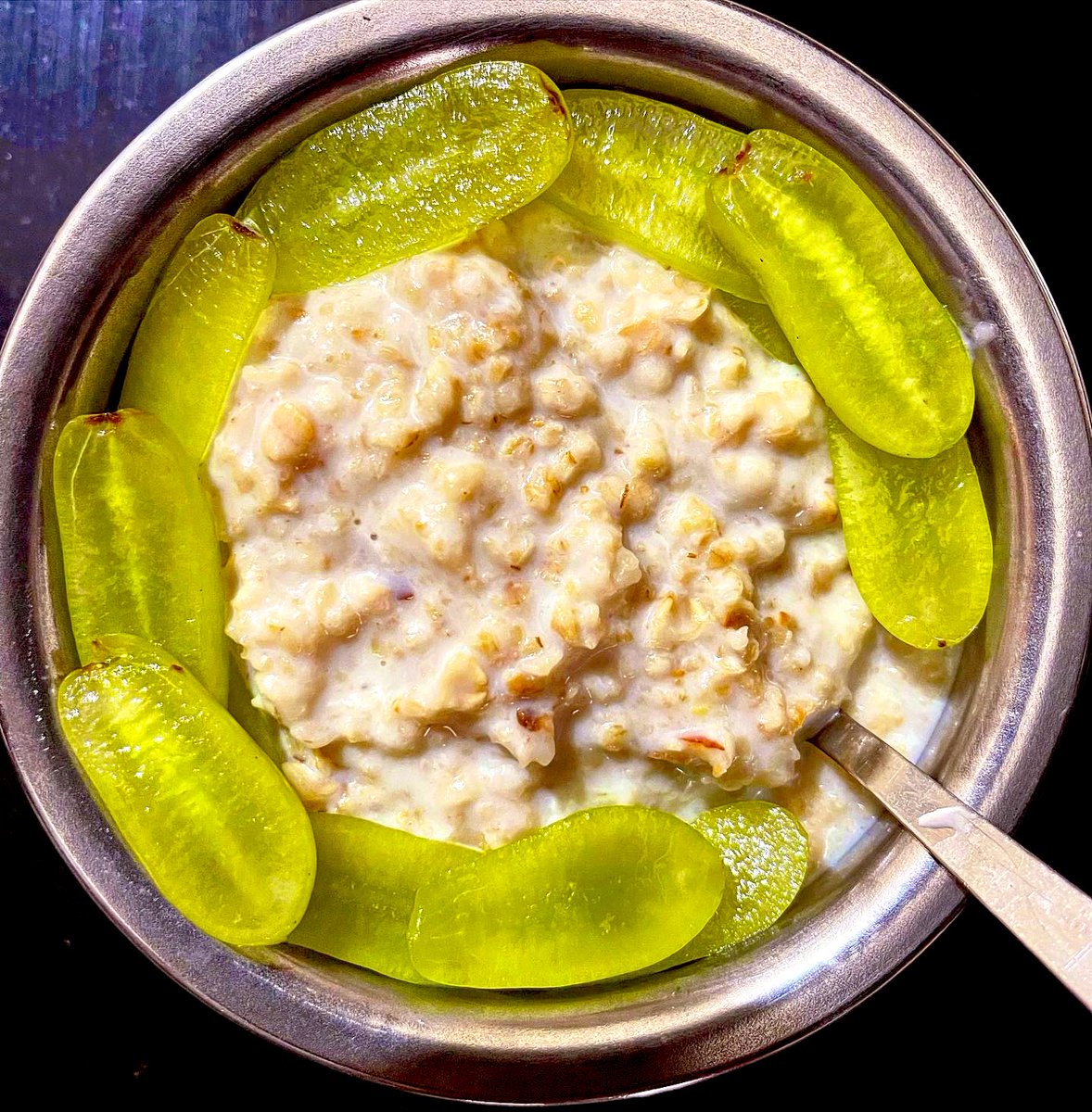 CookiteasyRecip's tweet image. Oats with grapes 🍽
#Healthyoats #HealthyFood #HealthyEating #healthylifestyle #oatmeal #cookiteasyrecipes