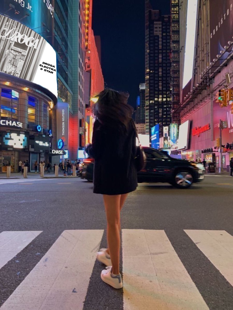 favsrpg's tweet photo. DROGA - #TEAMDROGA 🚬
– vagando pela times square e vejo a minha diva @ElectraSena no telão. 🤏🏻

[#] @RHallucinado #SocialHLC https://t.co/Ej97vlasem