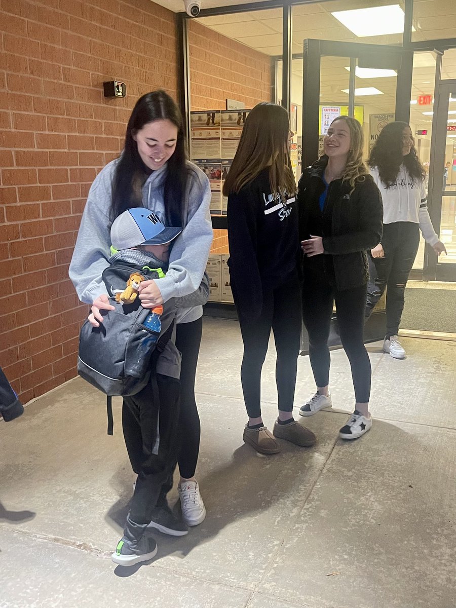 WPlainsGSoccer's tweet photo. Huge shout out to @ArdenRoad Elementary for letting us share some hugs and smiles this morning, and thank you for backing the pack!! 💙🐺 #LeadTheWay https://t.co/MUh3aBgVnx