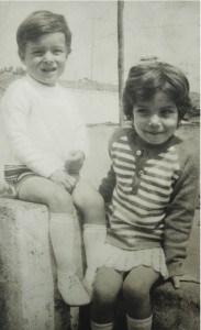 Ustra colocou Janaina Teles, de 5 anos, e Edson Teles, de 4, para assistir seus pais serem torturados por cerca de dez dias. No primeiro contato no local, as crianças não os reconheceram, por estarem desfigurados. Ainda usou as crianças como "moeda de troca" de informações.