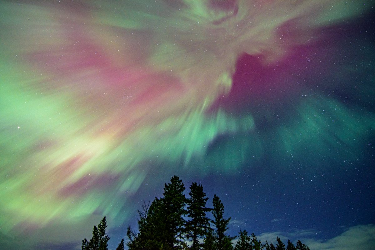 GlobalBC's tweet photo. British Columbians were treated to another spectacular celestial display of dancing Northern Lights Thursday night. 
Here are some of our favourite viewer shots: https://t.co/VURGhNIItu

📷
Jennifer Dawn
Monty Stevens
Brody Carlson
Grant Mattice
#NorthernLights https://t.co/GAwiUyWEqq