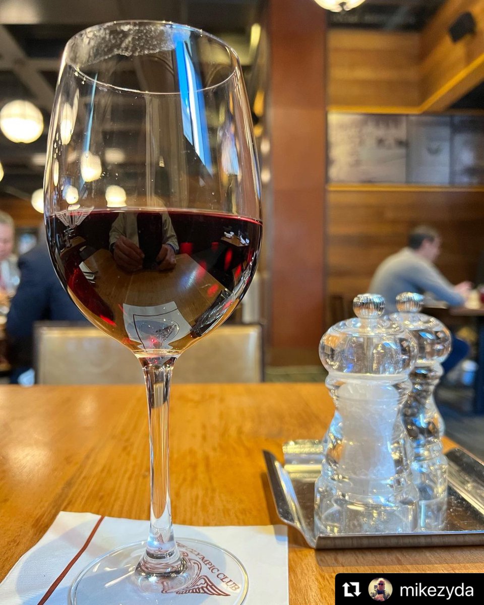 TheOlympicClub's tweet photo. It's finally Friday 🙌 Come to the Club and unwind with a glass of your favorite beverage 🍷 #OCdining #OlympicClub
…
#Repost @mikezyda https://t.co/JNU4Ebhz2K