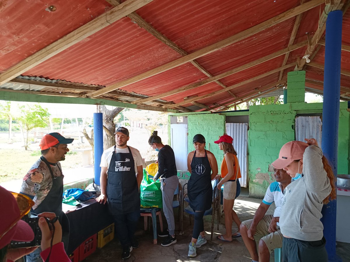 andreacardosodi's tweet photo. El #Caribe es mucho más que carbón, parques eólicos y solares. El Caribe está lleno de sabores, colores, biodiversidad, multiculturalidad, pluriversos q se reflejan en sus tradiciones y su cocina. 
Curso Cocina Ancestral de @BelenoCrespo del programa Antropología en @Unimagdalena https://t.co/DhHn4Cugbu