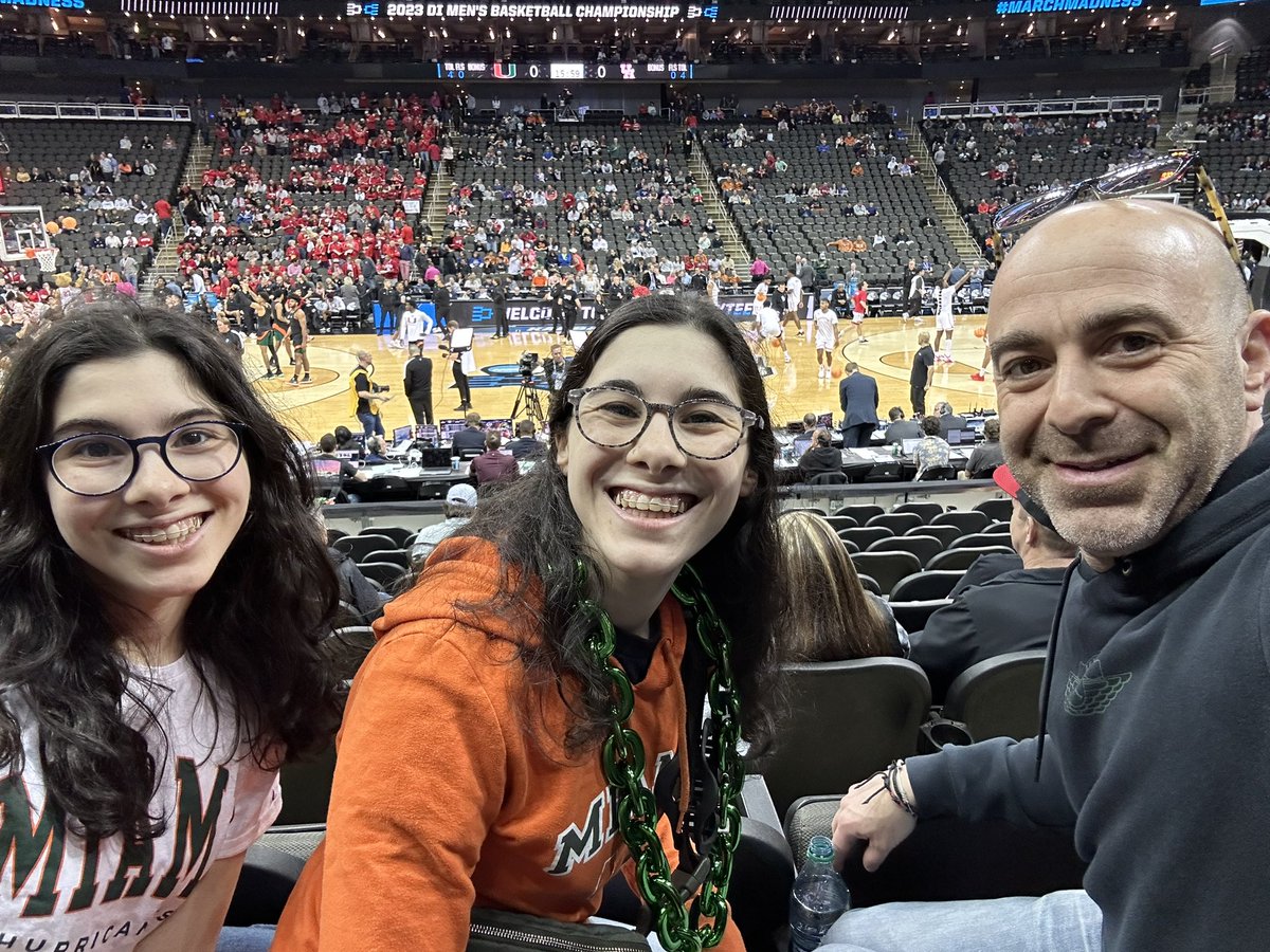 EBGeezy's tweet photo. Time for the men to get that #Elite8
#TheU #MMSELFIE https://t.co/psOio9eBtz