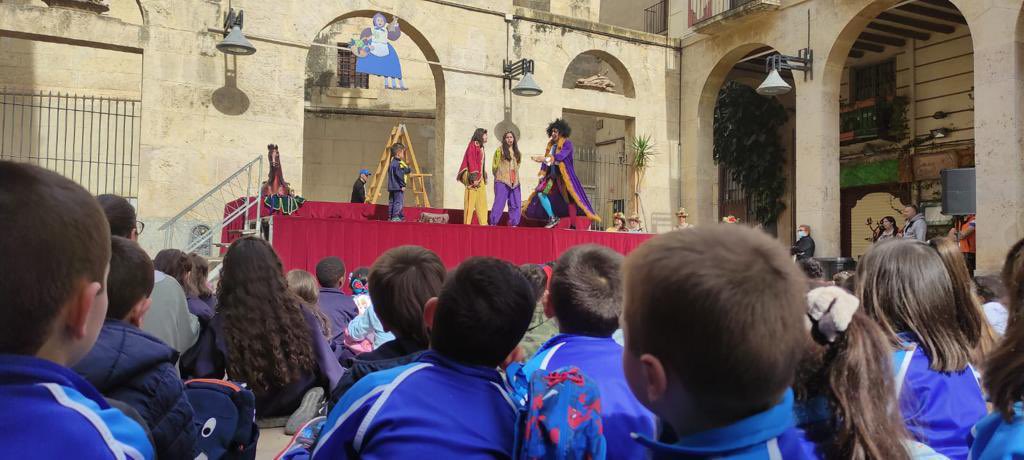 MareMolas_Reus's tweet image. Avui els nens i nenes d'I5 hem anat a tallar la cinquena cama 🦵🦵🦵🦵🦵 a la Vella Quaresma 👵🏻. Després hem aprofitat per jugar una estona al parc 🛝. Ho hem passat genial!!! #totsjuntsfemescola