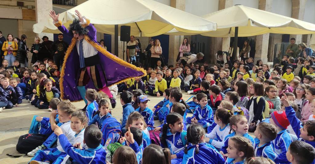 MareMolas_Reus's tweet image. Avui els nens i nenes d'I5 hem anat a tallar la cinquena cama 🦵🦵🦵🦵🦵 a la Vella Quaresma 👵🏻. Després hem aprofitat per jugar una estona al parc 🛝. Ho hem passat genial!!! #totsjuntsfemescola