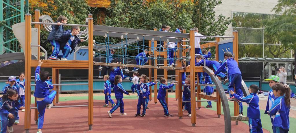 MareMolas_Reus's tweet image. Avui els nens i nenes d'I5 hem anat a tallar la cinquena cama 🦵🦵🦵🦵🦵 a la Vella Quaresma 👵🏻. Després hem aprofitat per jugar una estona al parc 🛝. Ho hem passat genial!!! #totsjuntsfemescola