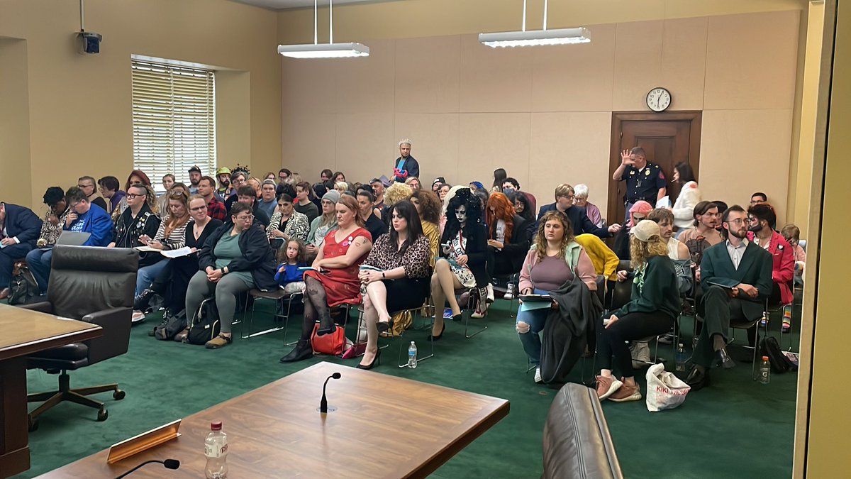 ErinBamer's tweet photo. Overall, six people testified in support of #LB371, which would ban drag show attendance for those under 19. Opponents of the bill have now filled the hearing room, with their testimony to begin soon. #neleg https://t.co/QhDgEuIzpt