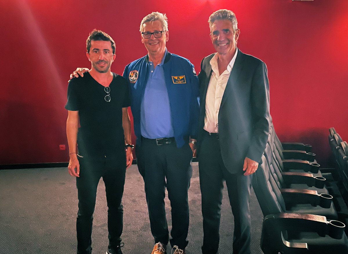 Triste ce soir d’apprendre la disparition de l’astronaute JJ Favier. 
6ème français à s’être rendu dans l’espace, il avait volé à bord de la navette Columbia et avait à cœur de transmettre son expérience au grand public y compris dans les salles de cinéma. Bon voyage. 💫