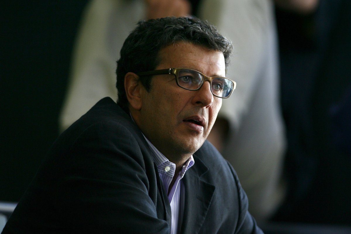 « Ribéry qui va arriver devant Casillas... Vas-y mon petit ! »

« Oh Zidane, pas ça. Pas ça Zinedine. Pas aujourd'hui, pas maintenant, pas après tout ce que tu as fait »

Il y a 15 ans aujourd'hui, Thierry Gilardi nous quittait.

L'une des plus grandes voix du sport. ❤️