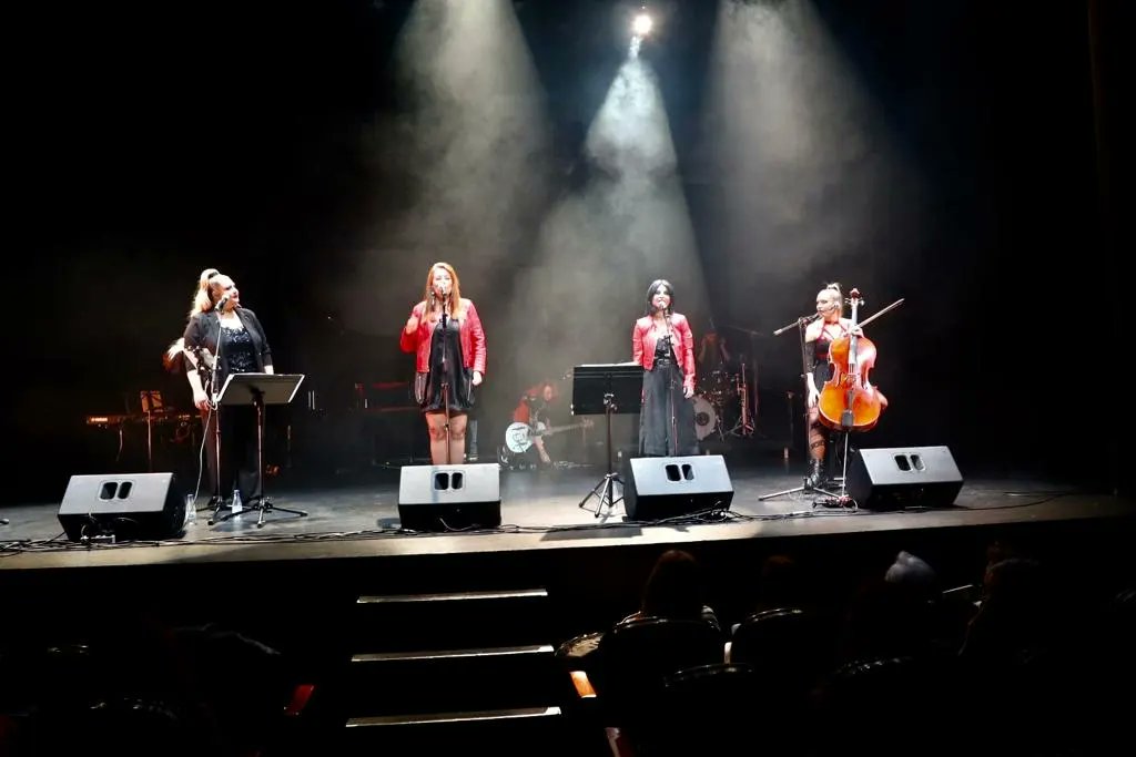 AnaSuarezcs's tweet photo. 🎶 Derroche de fuerza y energía en el Teatro Liceo con @senoritasonfire 👏👏👏 Música con nombre de mujer para reivindicar todo lo que compositoras, cantantes e intérpretes femeninas pueden aportar a la cultura. Veremos a vernos 😉 https://t.co/XUf5S1DYz7