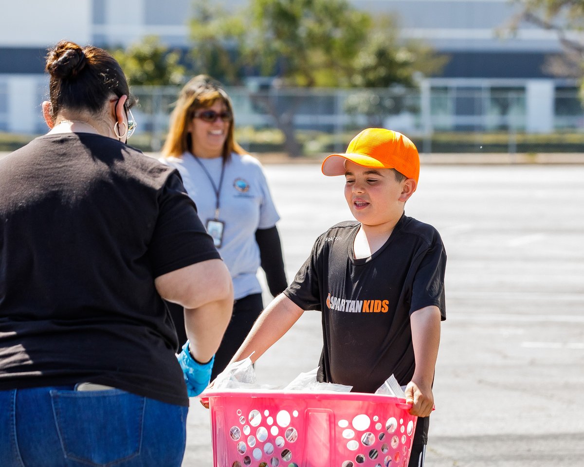 LBHealthDept's tweet photo. Thank you to everyone in the community who made contributions in last week's donation drive-thru at Veterans Stadium.🤍Within the time we were there we received more than 3,900 items. If you would like to get involved, click here 🔗https://t.co/HL04DQlbHs
#EveryoneHomeLB https://t.co/kOsWkTsXP7