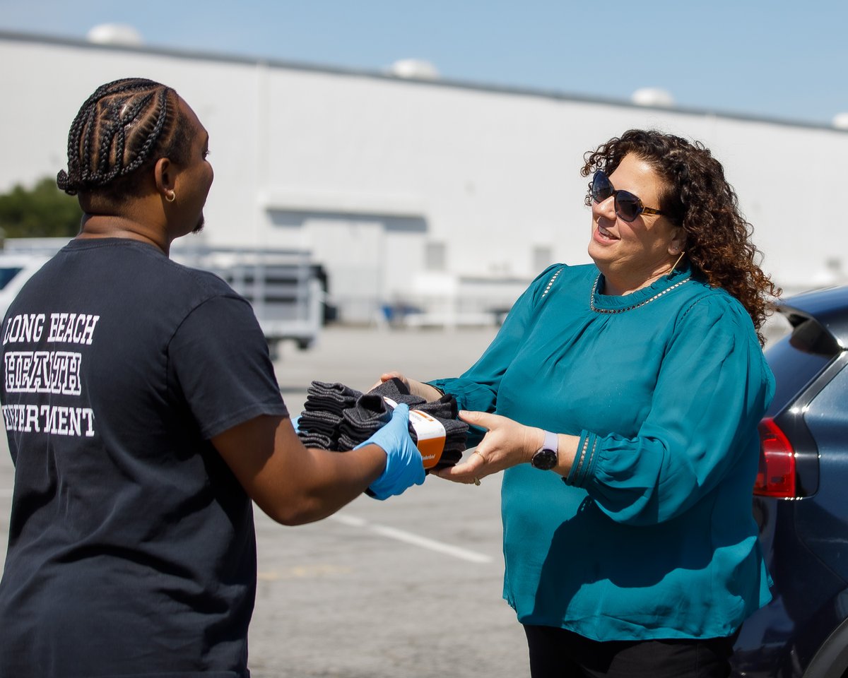 LBHealthDept's tweet photo. Thank you to everyone in the community who made contributions in last week's donation drive-thru at Veterans Stadium.🤍Within the time we were there we received more than 3,900 items. If you would like to get involved, click here 🔗https://t.co/HL04DQlbHs
#EveryoneHomeLB https://t.co/kOsWkTsXP7