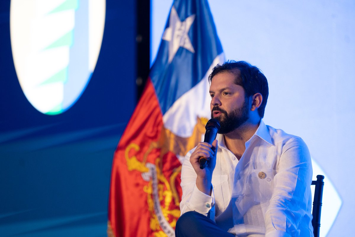 latercera's tweet photo. Presidente Boric relata cómo cambió su visión del empresariado y de las policías en encuentro con jóvenes en la Cumbre Iberoamericana https://t.co/FsGfoU3mCt https://t.co/wCf49IvpOS