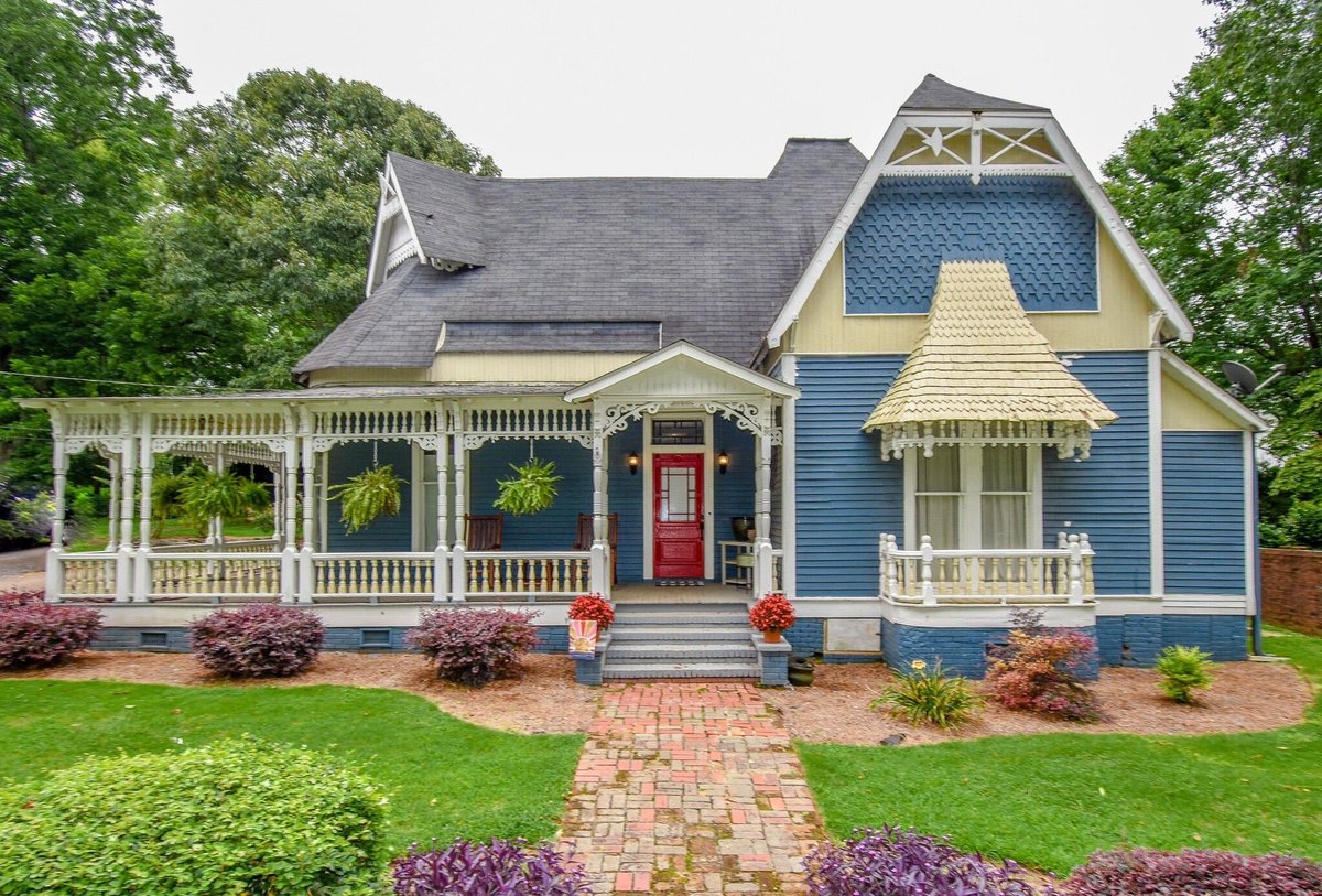 laffeyRE's tweet photo. The Pros and Cons of Buying an Old House https://t.co/nCNHUMgXjs https://t.co/YpysdUCUkz