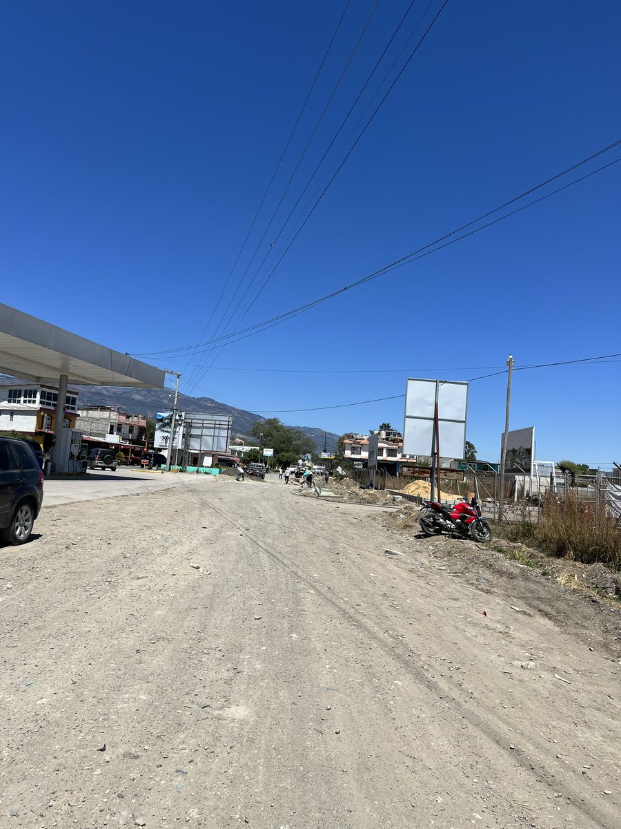 En zona 10 Huehuetenango la Dirección General de Caminos autorizó esta construcción en plena calle, frente al aeródromo. Es increíble la arbitrariedad y abuso de DGV en materia de ordenamiento territorial y urbanismo. La Muni Huehue niega esta autorización <a href="/CAMINOS_CIV/">caminos_civ</a> @CIVguate