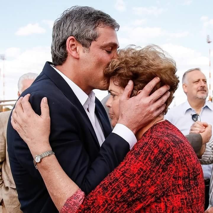 lindberghfarias's tweet photo. Parabéns, presidenta @dilmabr pela confirmação do seu nome para presidência do Banco do Brics. Vai cumprir um importante papel para desenvolver as economias e gerar oportunidades aos países do bloco. Muito sucesso nessa nova empreitada! https://t.co/e3OnkjEHvU