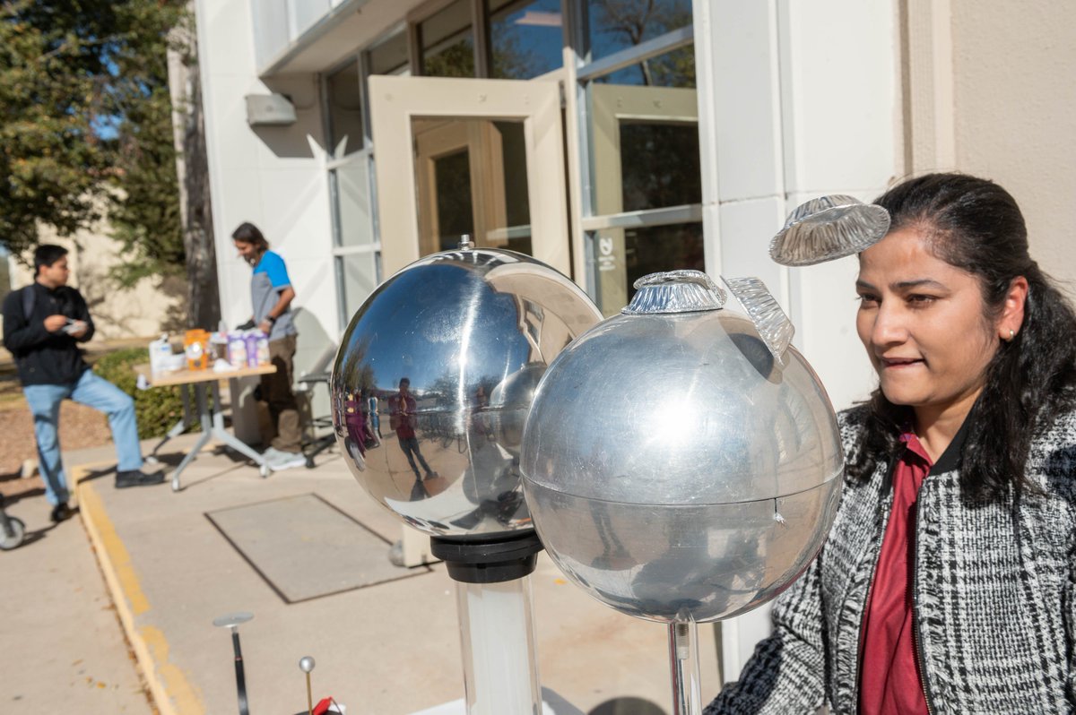 NMSUNews's tweet photo. NMSU's Physics Fun Day attracted students and community members to learn about physics in everyday life. NMSU's physics department has hosted the event since 2009 to inspire the next generation of physics and physics engineering grads. https://t.co/uAbCTtQKof