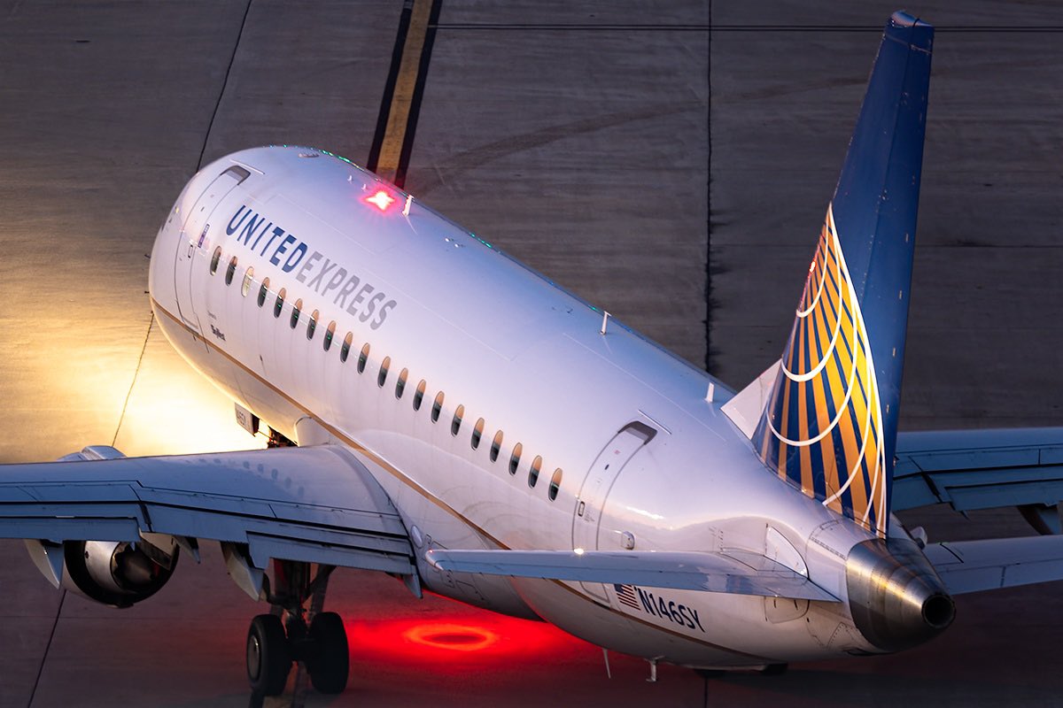 GFBAvPhoto's tweet photo. SkyWest ready to taxi with a warm glow from the sunset lighting up the fuselage.  #IAH #KIAH #Aviation #PlaneSpotting #HoustonSpotters #AviationPhototography #CanonAviation #AvGeek #gfb_2023 #SkyWest #UnitedExpress #EMB175 #N146SY https://t.co/QgNhjjWVDc