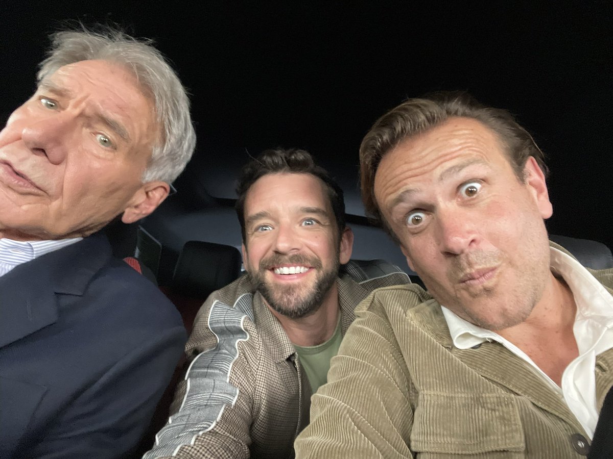michaelurie's tweet photo. #Shrinking eps 1-10 are all on @AppleTVPlus. A truly dreamy adventure. Some behind the scenes pics of acting titans, a fraction of our badass crew, my tv dad @BrianHoweActor. All thanks 2 creative geniuses @VDOOZER #jasonsegel @brettgoldstein @GoldmanNeil @ranwins @jamesponsoldt https://t.co/URLMNMhlDJ