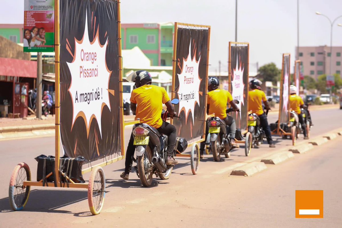 mamadouc7's tweet photo. Motos 🏍️🪖, panneaux mobiles…voici comment nous avons animé la ville de Ouaga pour annoncer l’arrivée du tout 1er reseau 4G-TDD du Burkina Faso 🇧🇫 by @OrangeBurkina. #PangaBox 
#FirstMovers https://t.co/7D0w0DWqXd