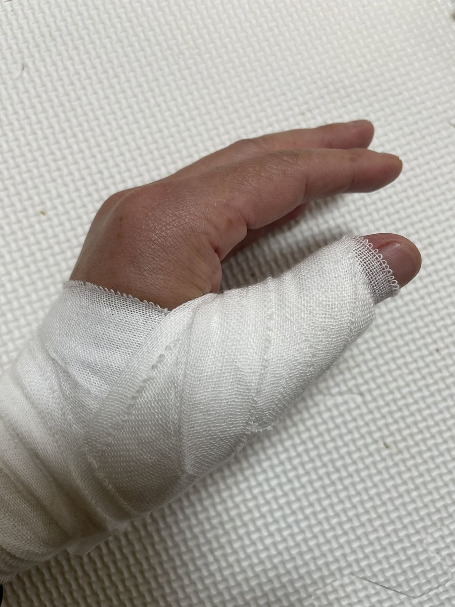 wasagol5's tweet photo. 手を怪我しているので、久しぶりのインドアゴルフ⛳️

クラブを振ると痛いので、ひたすらアプローチとパター。

OK ON GOLFのパター練習は楽しい😀 https://t.co/ugVxhyUsdk