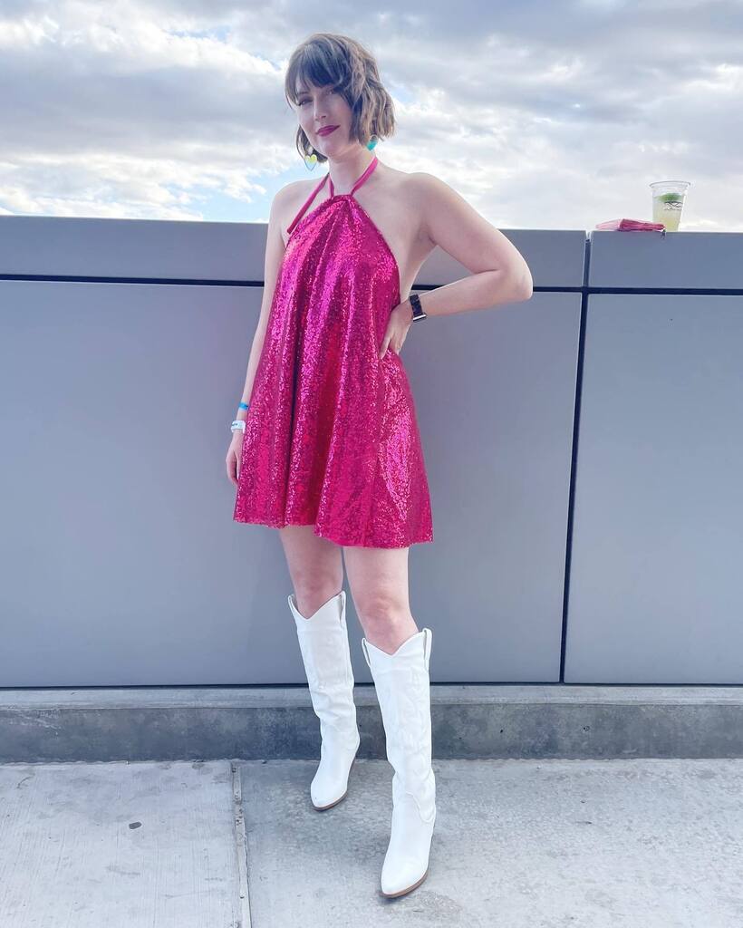 Last minute projects are always super fun. So are last minute tickets to see Miss Taylor Swift in Vegas. 🥰 What a wild experience! Everyone is just so nice and happy for each other. 😂

For this dress, I modified @theuncutproject #marselisdress to create this sequin look. I j…