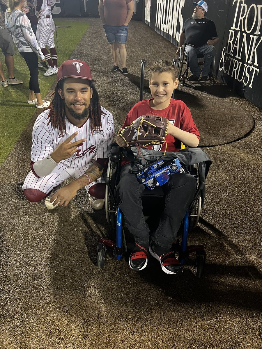 A fan for life.

Following the Trojans win @trefromtheway created a special memory for Correy, giving him his glove.

#BoysOfTroy 🛡️ | #OneTROY⚔️⚾️