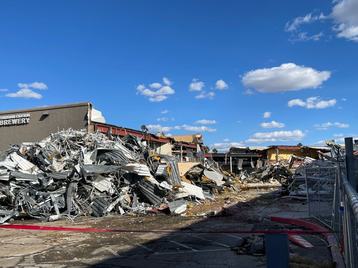 WOW! Anyone from Tucson knows this is long overdue, but still sad to see it go. Crews are demolishing portions of the Foothills Mall. bit.ly/40wtAji
