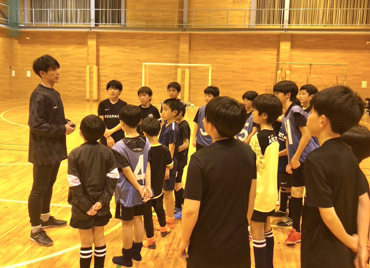 tak23_FAFC's tweet photo. ご縁があり埼玉県春日部、杉戸で活動する
VESPASFCさんにてフットサルクリニックを
させてもらいました!
選手たちの吸収力が素晴らしく学ぶ姿勢からも
日頃のフットサルへの向き合い方がみえて
自身にとっても良い時間となりました
ありがとうございました!
#VESPASFC
#春日部
#ジュニアフットサル https://t.co/vKsOhe4Bxw