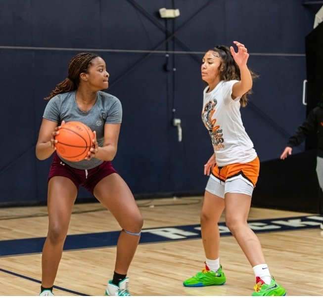 Elevate_Elite's tweet photo. 2027s 6'2 @officially_leyla & 6'2 @adina.asuelimen will be a problem! Dont miss out on these 2 gems! Future is bright ⏫️ #27class https://t.co/79snHb15hP